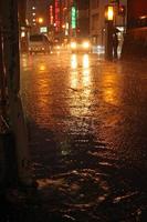 fuertes lluvias en tokio, japón, por la noche foto