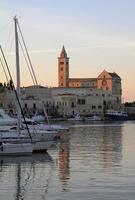 trani, italia, 2018 - barcos en el tranquilo puerto de la ciudad de trani en puglia, italia. foto