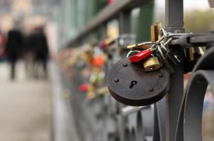 Candados de amor en el puente de Colonia, Alemania foto