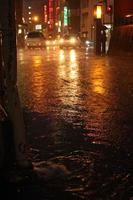 fuertes lluvias en tokio, japón, por la noche foto