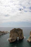 avión acercándose al aeropuerto de beirut, líbano, que está situado directamente en la costa foto