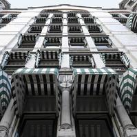 patrón interesante de ventanas y persianas en el exterior de un edificio en rotterdam foto