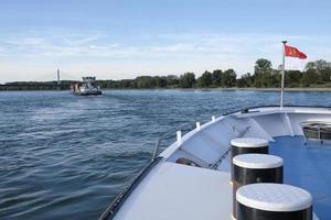 koenigswinter, alemania, 2019 - vista desde un barco fluvial en el río rin en un día soleado. foto