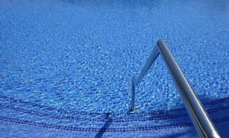 ondas en la superficie de una piscina al aire libre en un día soleado foto