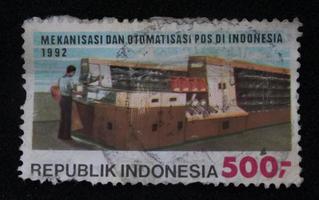 sidoarjo, jawa timur, indonesia, 2022 - filatelia, una colección de sellos con el tema de las ilustraciones de automatización y mecanización postal indonesia foto