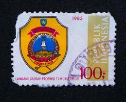 sidoarjo, jawa timur, indonesia, 2022 - filatelia, una colección de sellos de la vieja escuela, imágenes del escudo de armas de la provincia de timor oriental 1983 foto