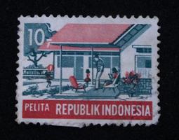 sidoarjo, jawa timur, indonesia, 2022 - filatelia, una colección de sellos con el tema de la ilustración de la familia feliz foto