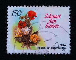 sidoarjo, jawa timur, indonesia, 2022 - filatelia, colección de sellos temáticos de rosas foto