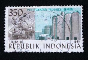 sidoarjo, jawa timur, indonesia, 2022 - filatelia, una colección de sellos con el tema de las ilustraciones del aumento de la producción de cemento foto