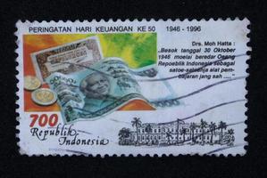 sidoarjo, jawa timur, indonesia, 2022 - filatelia, una colección de sellos con el tema de la ilustración del día del dinero foto