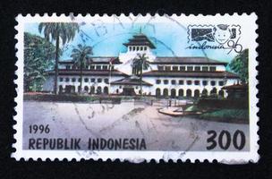 sidoarjo, jawa timur, indonesia, 2022 - filatelia, una colección de sellos con el tema de la ilustración del edificio del palacio de jakarta de 1996 foto