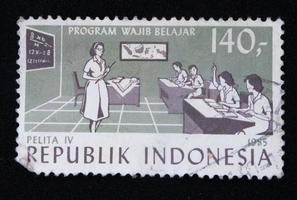 sidoarjo, jawa timur, indonesia, 2022 - filatelia, una colección de sellos con el tema del maestro enseñando a los estudiantes el programa de educación obligatoria foto