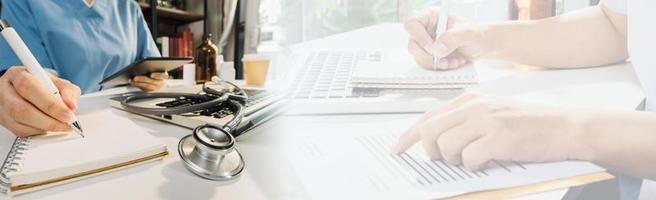 doble exposición del concepto de salud y medicina de tecnología. médicos que usan tableta digital y modernos iconos de interfaz de pantalla virtual banner panorámico, fondo borroso. foto