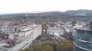 1 novembre 2020. tbilisi.georgia.vista aerea fino a folle di persone riunite per protestare davanti all'edificio del parlamento.post proteste elettorali del parlamento nel Caucaso.