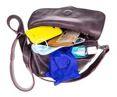 bolso de mujer con artículos de protección y teléfono inteligente foto