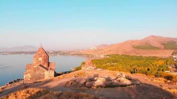 complexe du monastère arménien de sevanavank dans la ville de sevan avec panorama sur le lac bleu au lever du soleil. visite touristique célèbre dans le caucase. concept de voyage arménie video