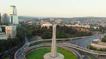 tbilissi, géorgie - 15 juillet 2022 - automobiles à vue statique en circulation sur le rond-point du centre de tbilissi. monument de la place des héros video