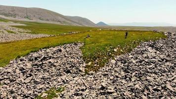 Drönare punkt av se filma fritid aktivitet berg vandring utomhus i hög höjd över havet. Drönare pilot resenärer fånga ögonblick med Drönare video