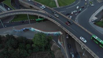 tbilisi, georgia, 2022- coches en tráfico en la rotonda del centro de tbilisi. monumento a la plaza de los héroes video