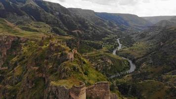 vue aérienne panorama spectaculaire sur la vallée de mtkvari avec la forteresse de tmogvi avec de belles montagnes d'été et un arrière-plan de canyon.voyage et lieux historiques visites touristiques en géorgie video