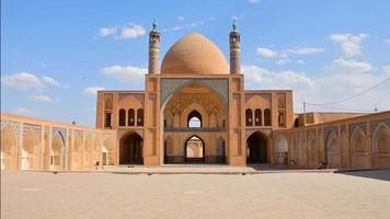 kashan, iran, 2022 - magnifique panorama de la mosquée agha bozorg en journée ensoleillée video