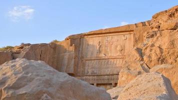 persepolis, iran, 2022 - malerische geschnitzte felsen in der archäologischen stätte persepolis. Persische Stadtreste und Geschichtskonzept video