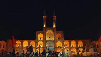 yazd, irã, 2022- complexo amir chakhmaq com pessoas nas ruas à noite. marcos famosos do irã