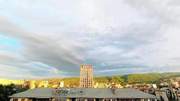 nuvens de chuva azul escura de lapso de tempo estático passam no céu sobre edifícios da cidade de tbilisi no verão. mudança do tempo, clima de verão no cáucaso. conceito de tempo chuvoso tempestuoso video