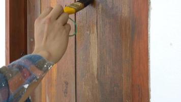 la main d'un peintre tenant une parcelle peinte peint du vieux bois. video