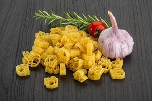 pasta cruda para niños sobre fondo de madera foto