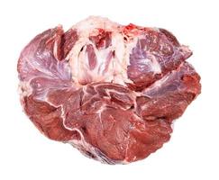 pieza cruda de carne halal aislada en blanco foto