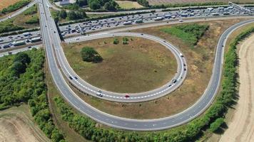 aereo Visualizza di occupato autostrade con traffico a Inghilterra UK. video