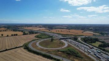 Luftaufnahme von stark befahrenen Autobahnen mit Verkehr in England Großbritannien. video