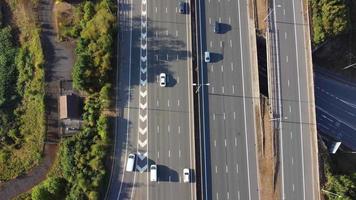 Luftaufnahme von stark befahrenen Autobahnen mit Verkehr in England Großbritannien. video
