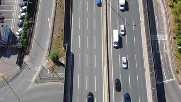 vue aérienne des autoroutes très fréquentées avec trafic en angleterre royaume-uni. video