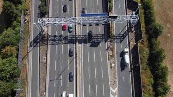 antenne visie van bezig snelwegen met verkeer Bij Engeland uk. video