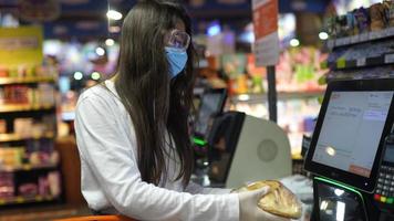 Frau beim Einkaufen während einer Pandemie video