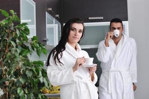 amor joven pareja tomando una taza de café fresco por la mañana foto