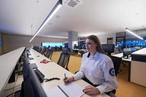 mujer operadora que trabaja en una sala de control del sistema de datos de seguridad foto