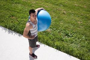 hombre con pelota de ejercicio foto