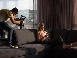 mujer usando tableta en el sofá en casa foto