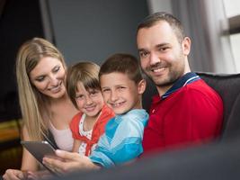 pareja joven pasando tiempo con los niños foto