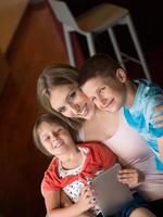 familia joven que usa una tableta para hacer planes futuros foto