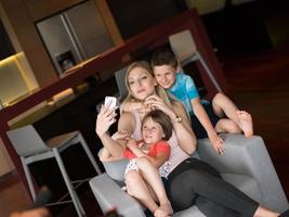 familia divirtiéndose en casa foto