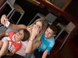 familia divirtiéndose en casa foto