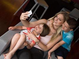 familia divirtiéndose en casa foto