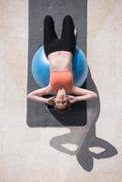 mujer haciendo ejercicio con la vista superior de la bola de pilates foto