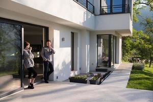 pareja disfrutando en la puerta de su villa de lujo foto