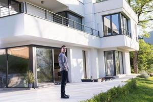 hombre frente a su villa de lujo foto