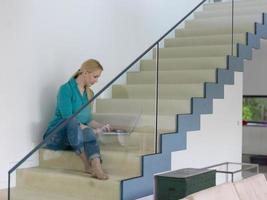 retrato de una mujer hermosa joven en las escaleras foto